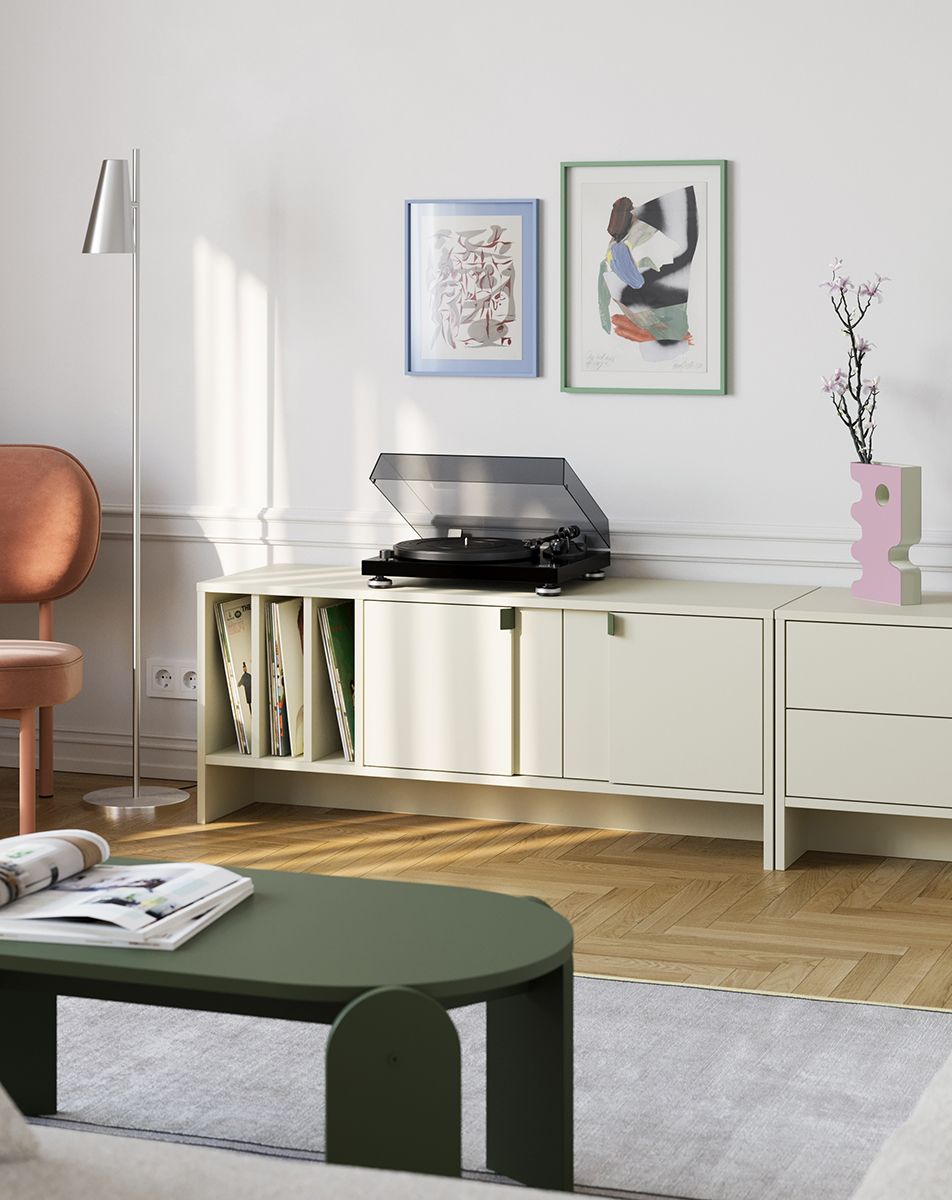 Vinylová RTV skříň LAY08
Barva: Mléčná dráha
Barva čela: Milky Way
Rukojeť: LAYERS 42 rukojeť Cypřišově zelená