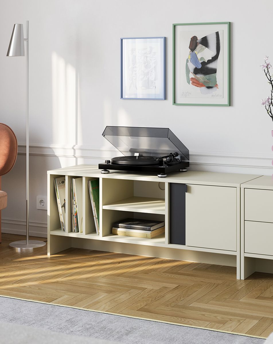 Vinylová RTV skříň LAY07
Barva: Mléčná dráha
Barva přední strany druhé vrstvy: Deep Basalt
Rukojeť: LAYERS 42 rukojeť Deep Basalt